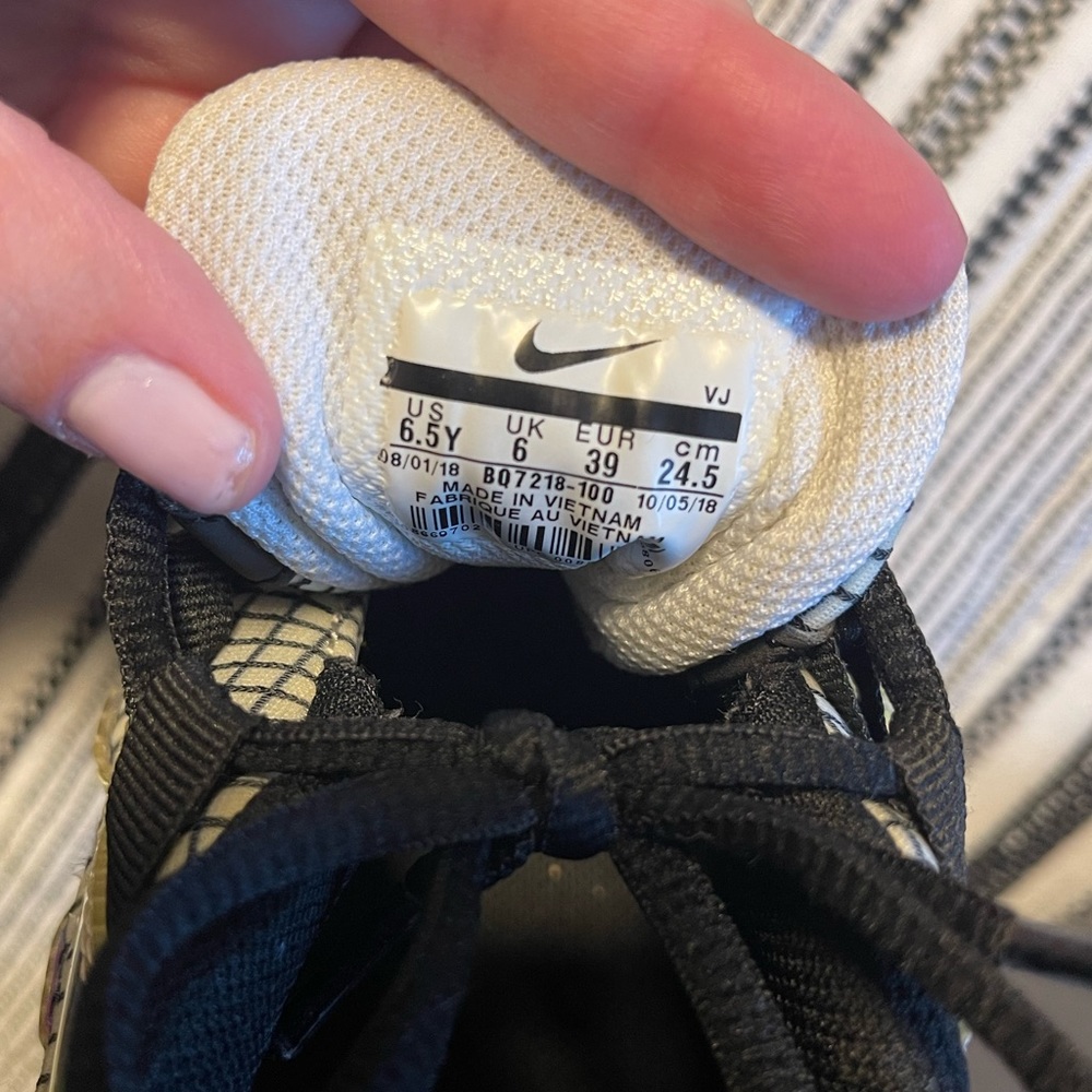 Nike Air Max Sneakers - Picture 6 of 6